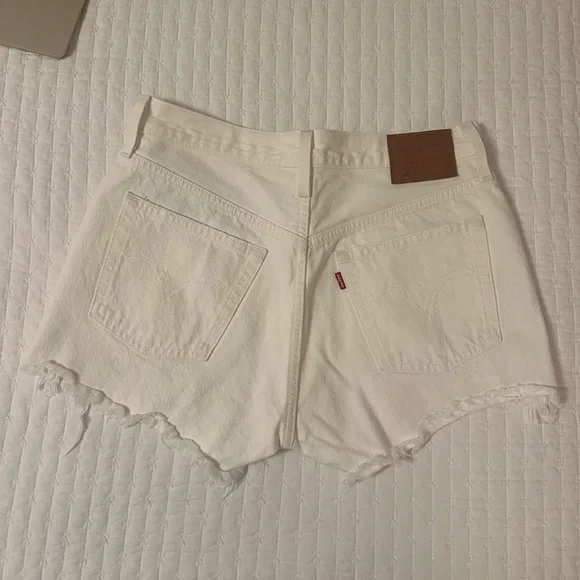 Levi's White Jean Shorts with Distressed Frayed Hem - Picture 3 of 6